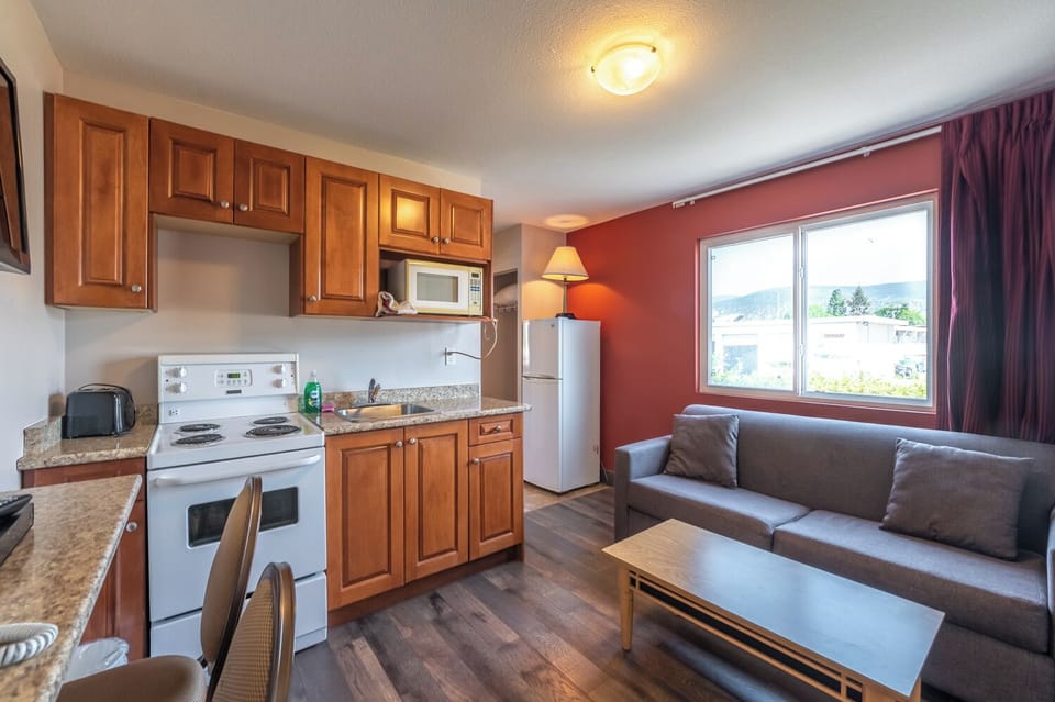 Suite, 1 Bedroom, Kitchen | Private kitchen | Microwave, coffee/tea maker