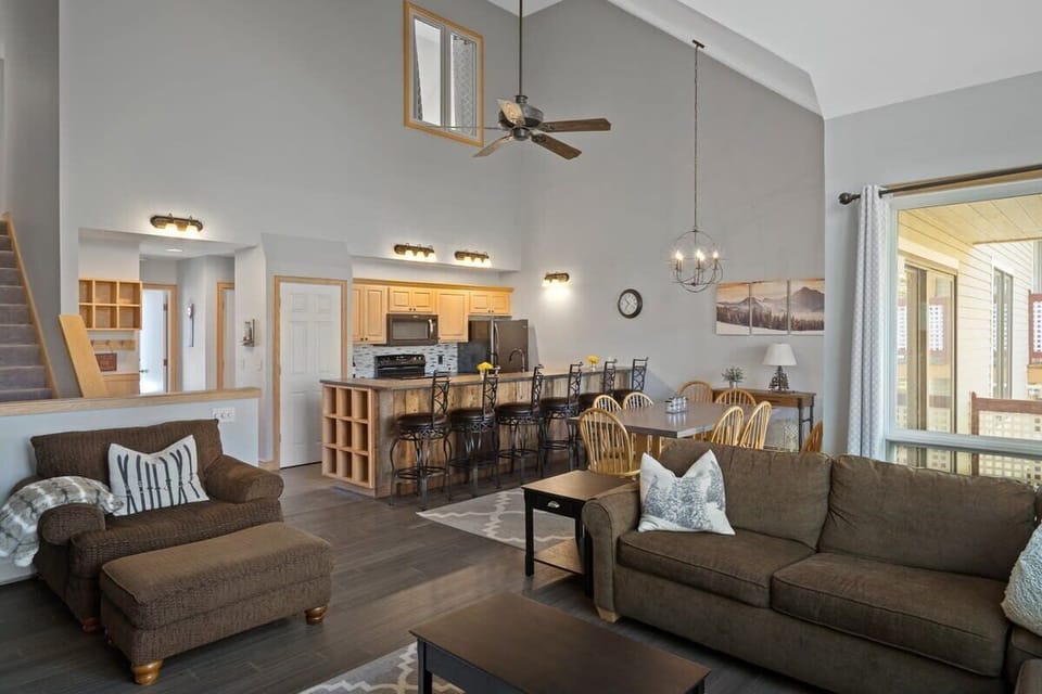 Open floor plan living room, dining room and kitchen.