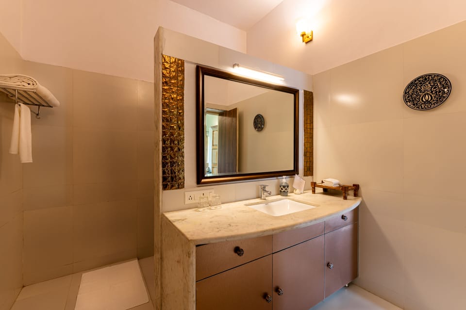 Shower, rainfall showerhead, free toiletries, towels