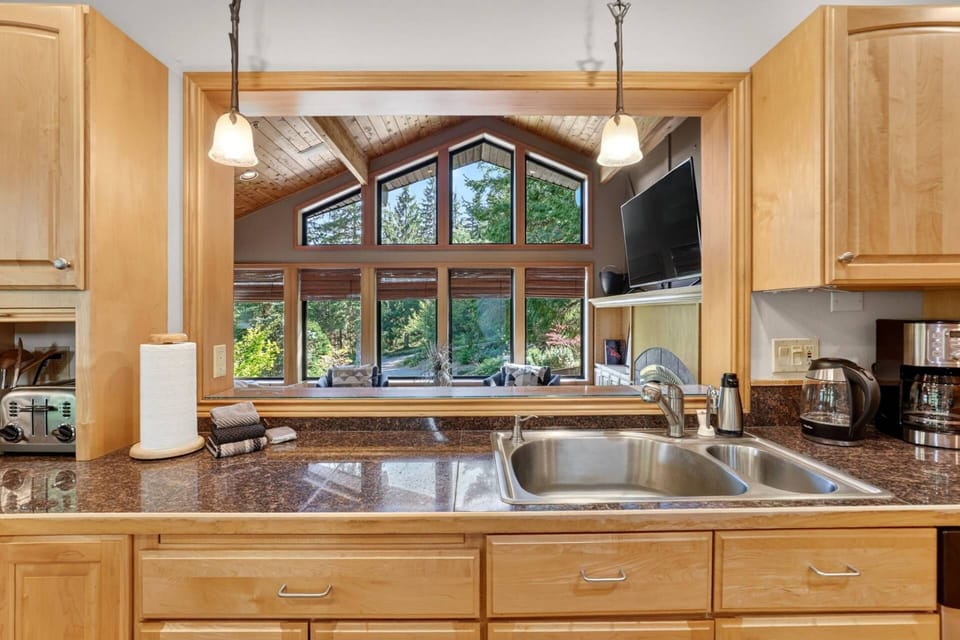 "The kitchen was especially great, there was a place for everything and it was a joy to cook in. We also enjoyed the hot tub" - Diana