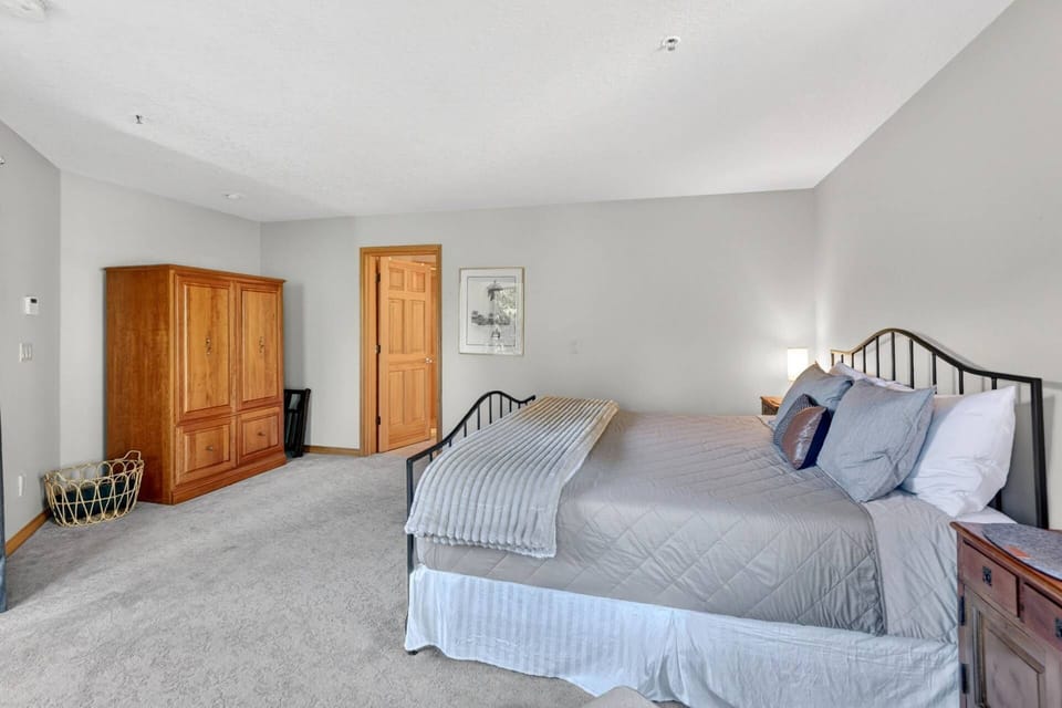 "The house was spotlessly clean, beds were comfortable.  The location is serene and private." - Selena