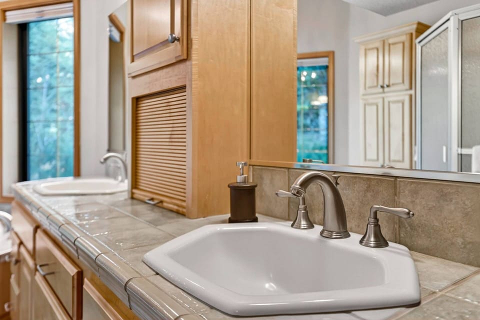 Two nice sinks and plenty of space.