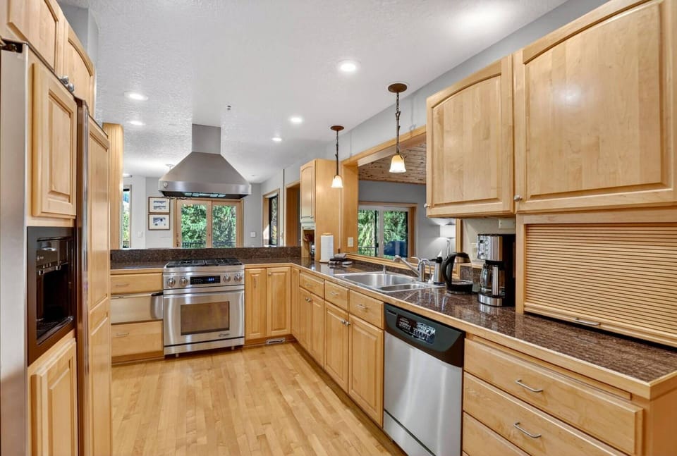 Cook delicious meals for breakfast, lunch, and dinner in this fully equipped kitchen. We suggest grabbing some ingredients from a local farm.