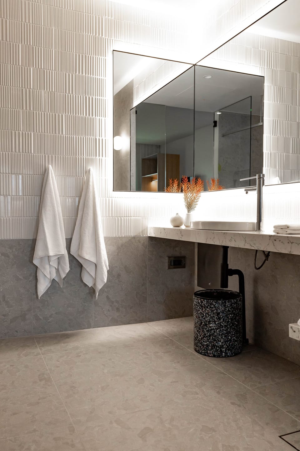 Shower, rainfall showerhead, free toiletries, towels