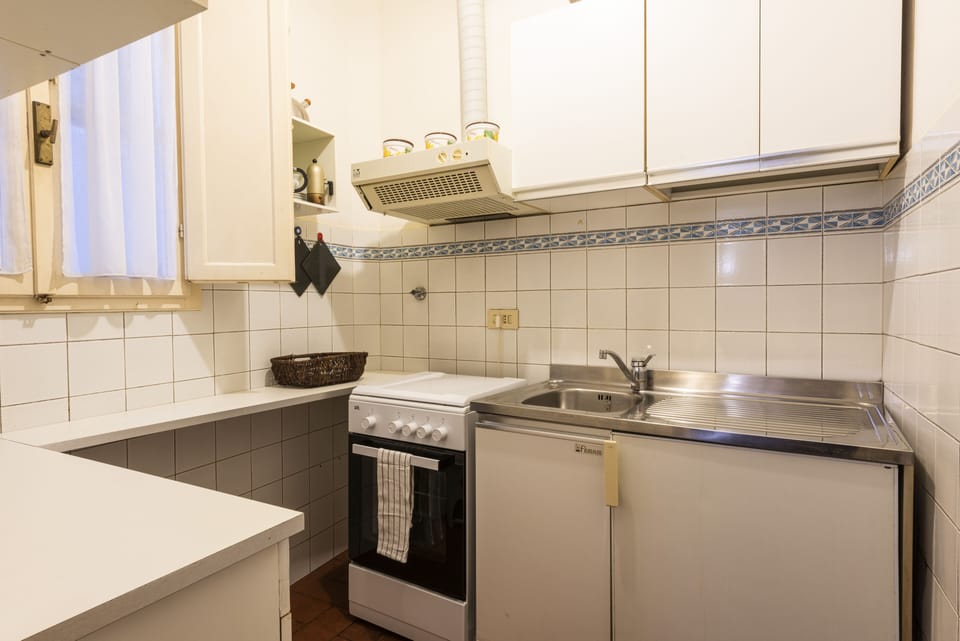 Comfort Studio | Private kitchen | Fridge, oven, stovetop, coffee grinder