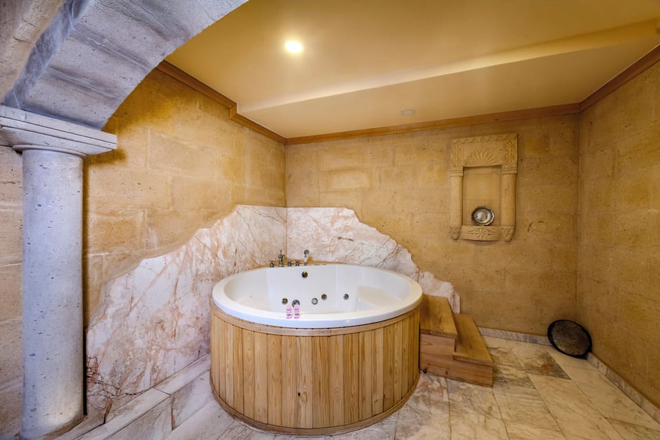 Stone King Suite with Jakuzi | Bathroom | Free toiletries, hair dryer, bathrobes, towels