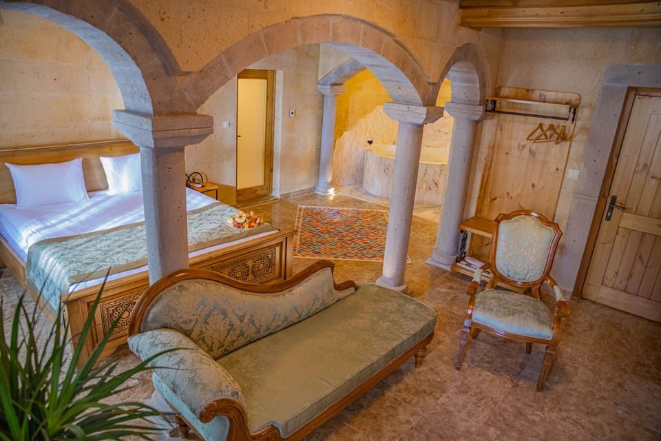 Stone King Suite with Jakuzi | Premium bedding, minibar, in-room safe, individually decorated