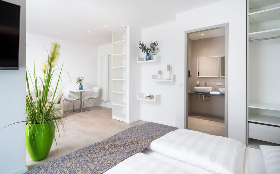 Studio | Desk, blackout drapes, iron/ironing board, free WiFi