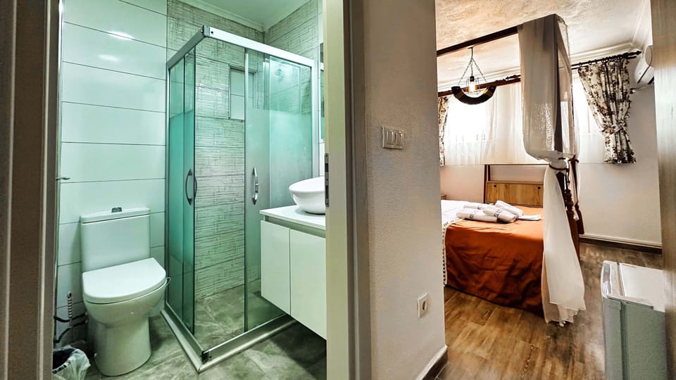 Bodrum Kat Aile Odasi | Bathroom | Free toiletries, hair dryer, towels