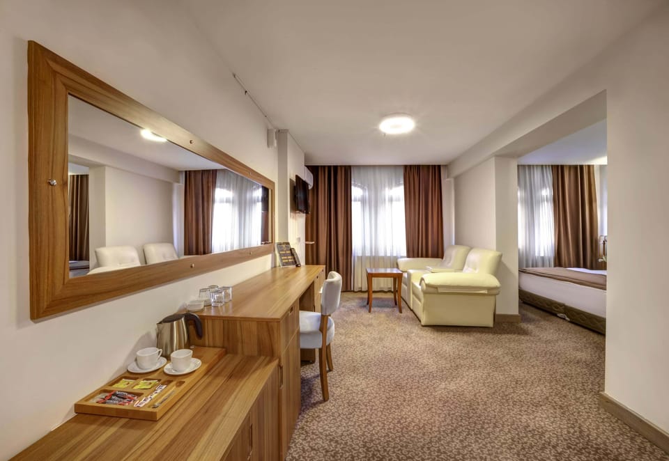 Luxury Studio Suite, Smoking, City View | Egyptian cotton sheets, premium bedding, Select Comfort beds