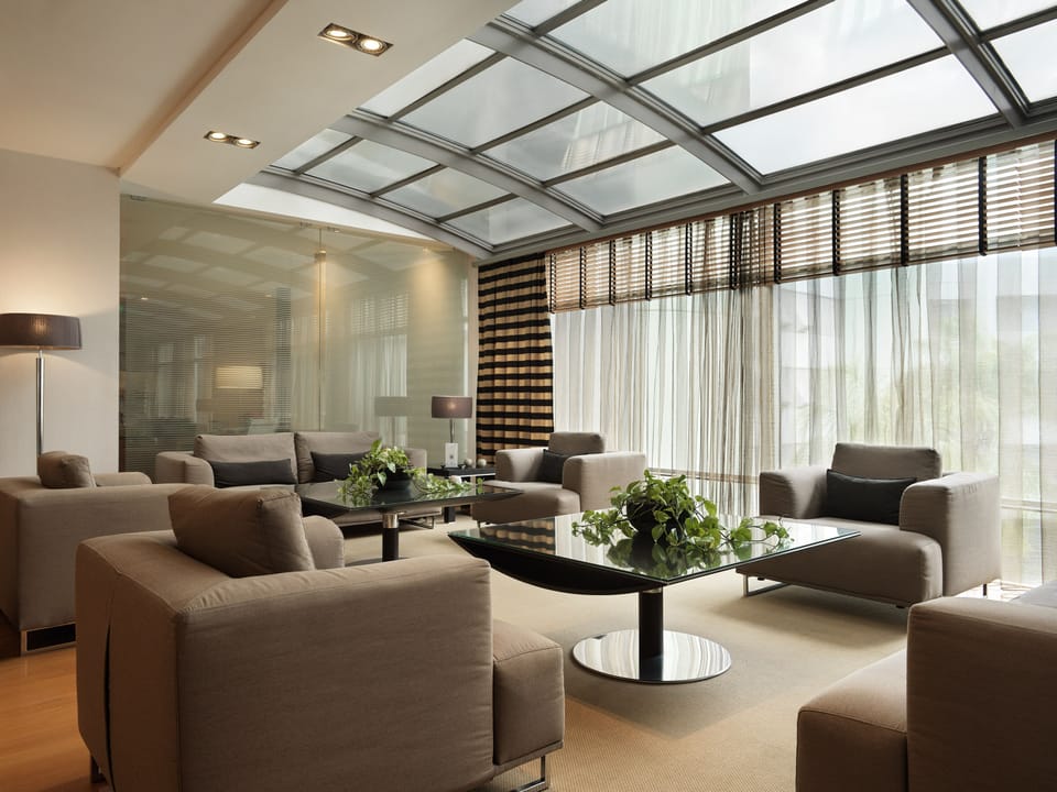 2 bars/lounges, lobby lounge
