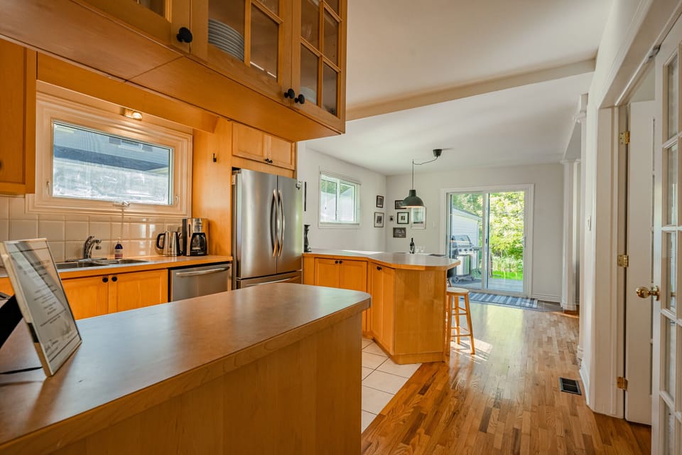 Full kitchen with fridge, stove, dishwasher, microwave, drip coffee maker - Centre Stage - Niagara-o