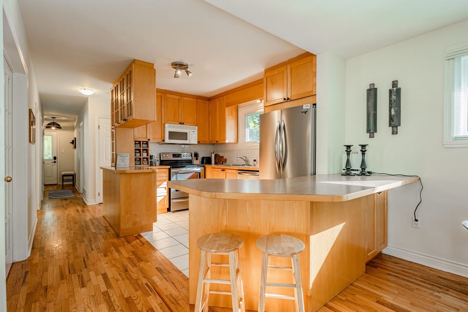 Breakfast bar to sit and enjoy a coffee or keep the cook company - Centre Stage - Niagara-on-the-Lak