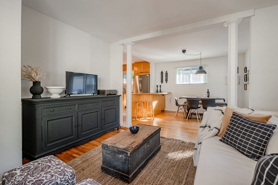 Open concept living room, dining room and kitchen - Centre Stage - Niagara-on-the-Lake