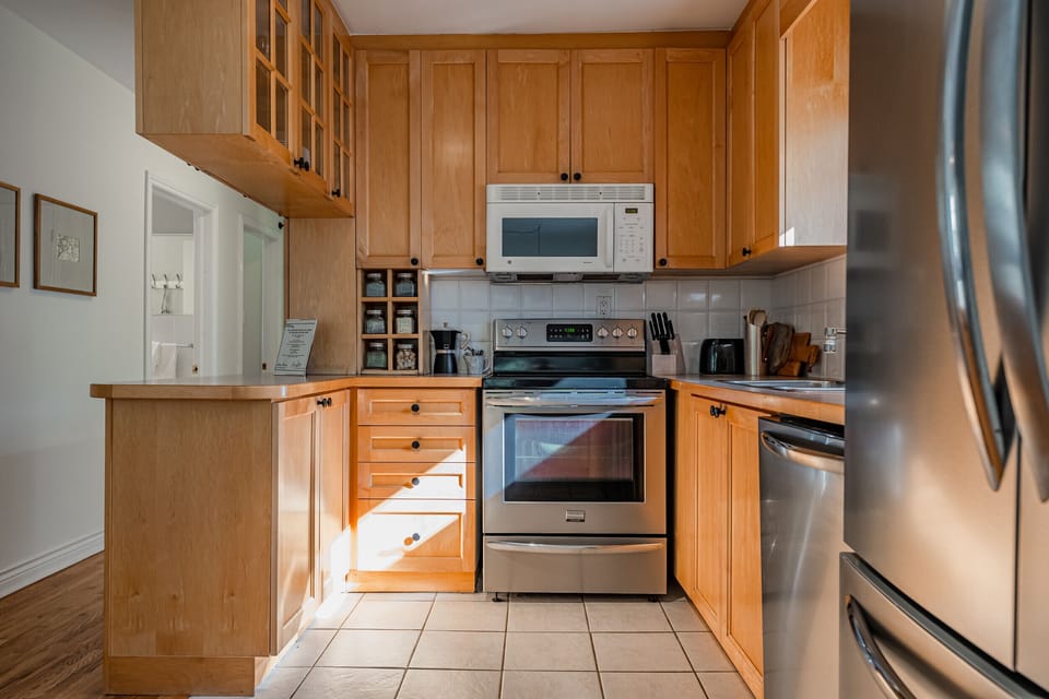 Full kitchen with basics provided: S&P, cooking spray, tinfoil, coffee, tea, sugar - Centre Stage -