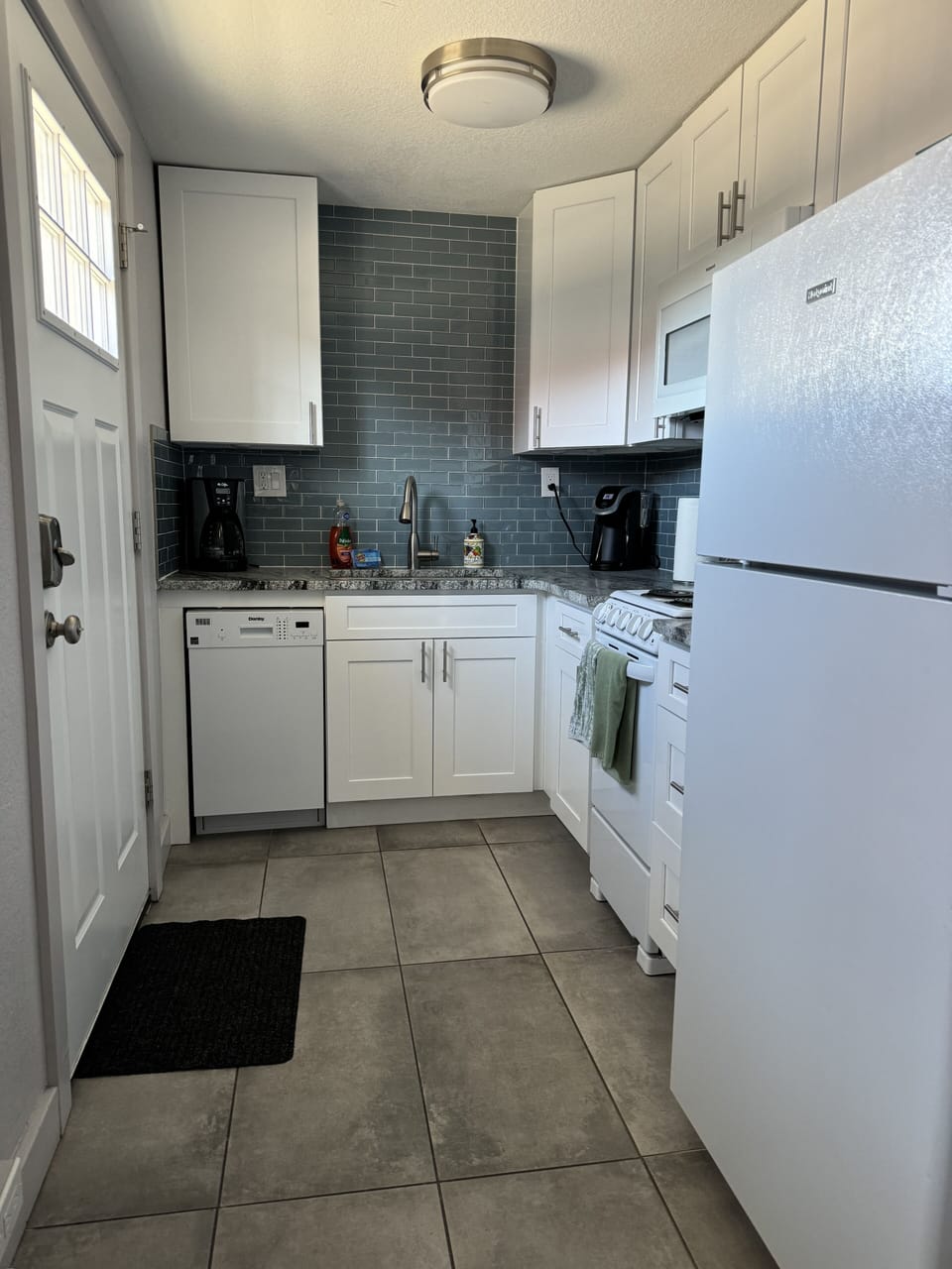 Full kitchen.