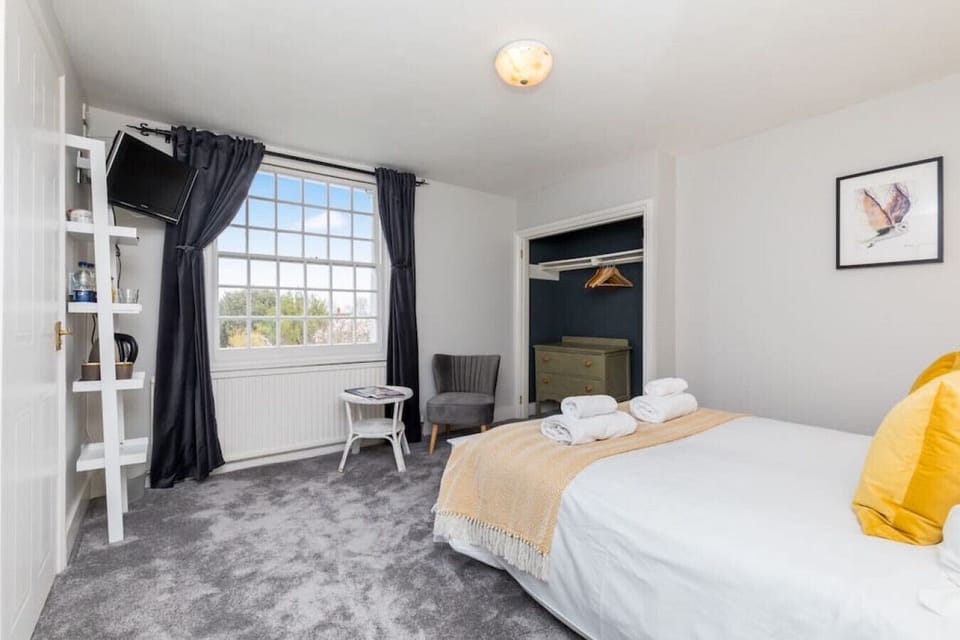 Room 5 - Double Bed.