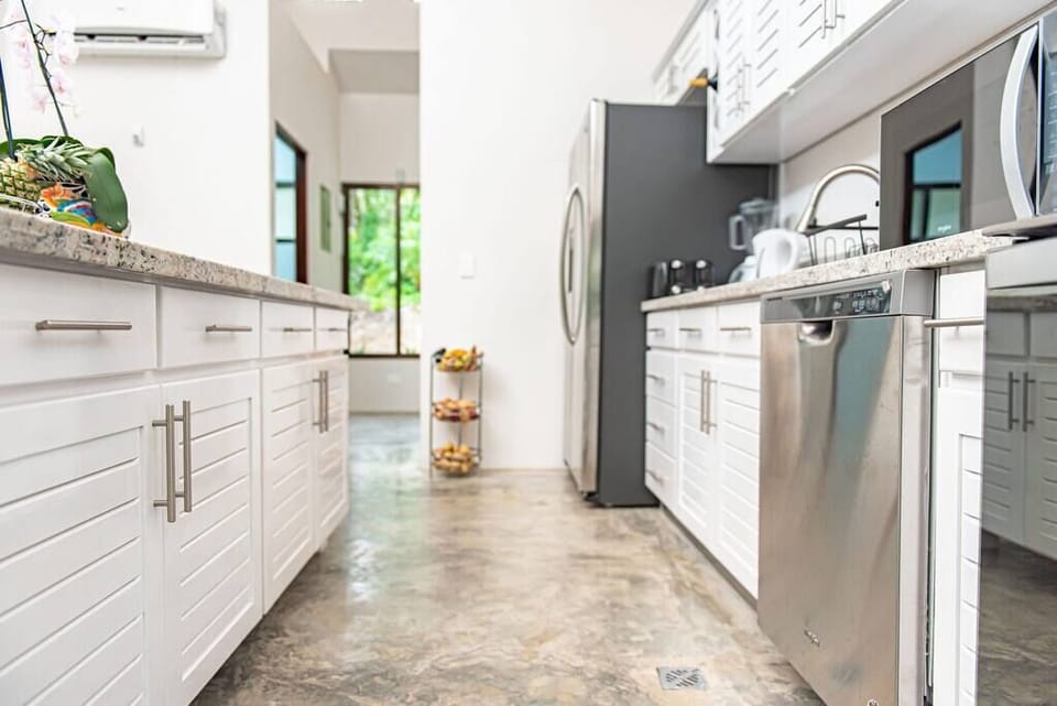 Fully stocked kitchen (1)
