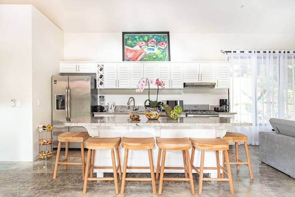 Fully stocked kitchen (2)