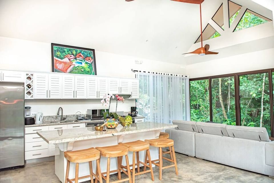 Fully stocked kitchen (3)