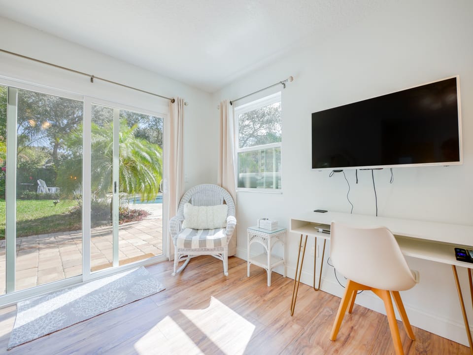 Master Bedroom w/Work from home space.