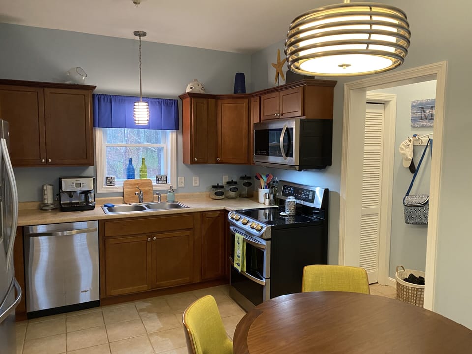 Fully stocked kitchen!!