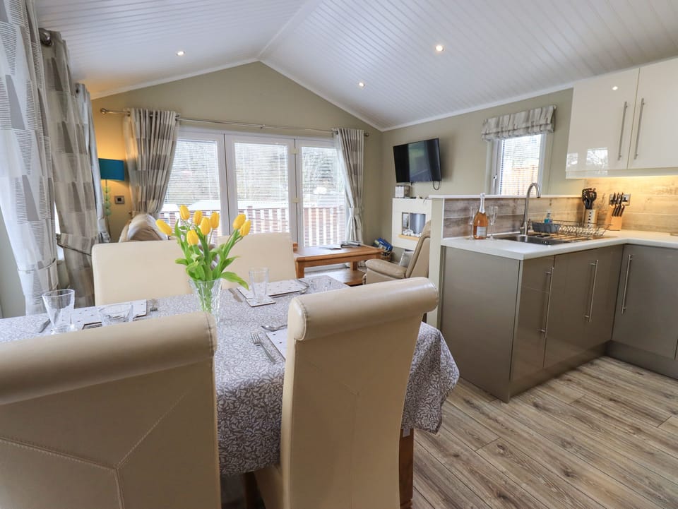 Cottage | Private kitchen | Fridge, microwave, cookware/dishes/utensils