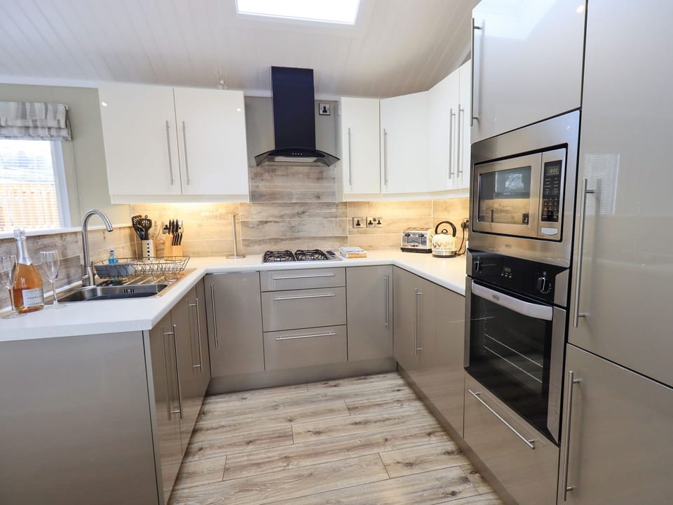 Cottage | Private kitchen | Fridge, microwave, cookware/dishes/utensils