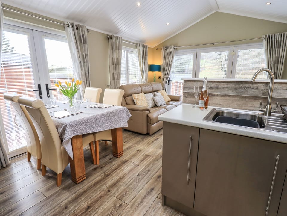 Cottage | Private kitchen | Fridge, microwave, cookware/dishes/utensils