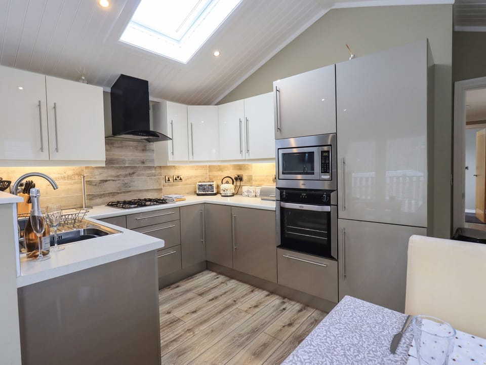Cottage | Private kitchen | Fridge, microwave, cookware/dishes/utensils