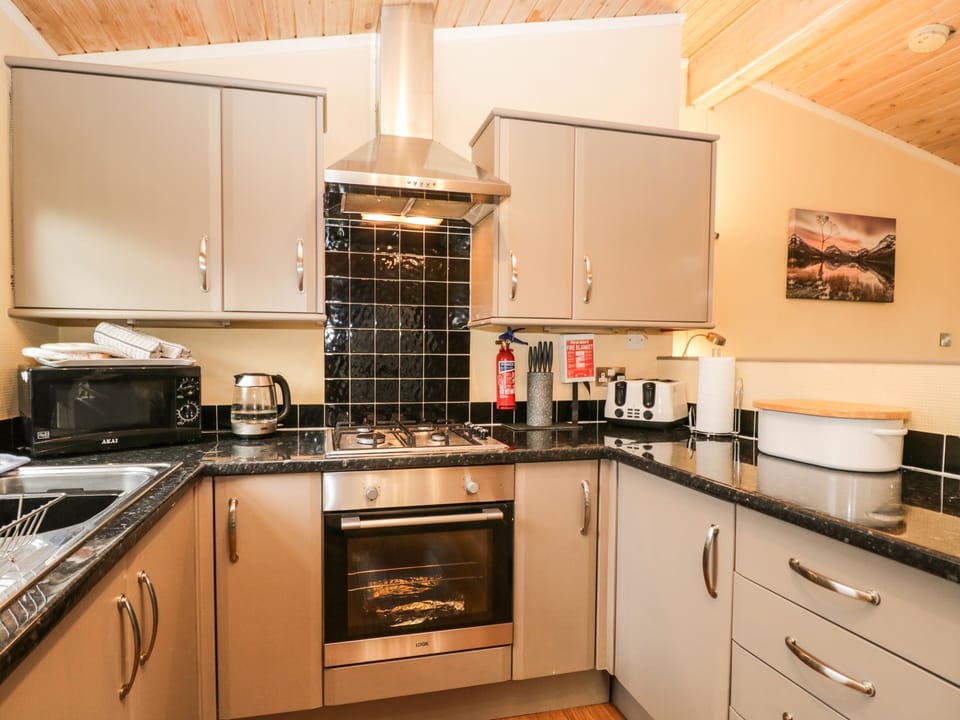 Cottage | Private kitchen | Fridge, microwave, highchair, cookware/dishes/utensils