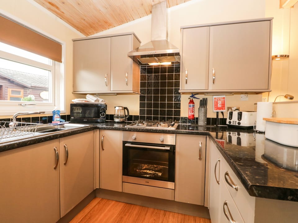 Cottage | Private kitchen | Fridge, microwave, highchair, cookware/dishes/utensils