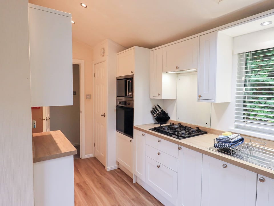 Cottage | Private kitchen | Fridge, dishwasher, cookware/dishes/utensils