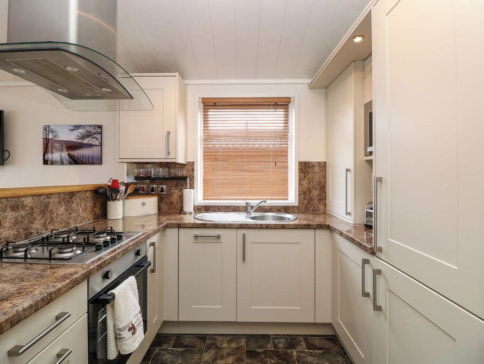 Cottage | Private kitchen | Fridge, dishwasher, cookware/dishes/utensils
