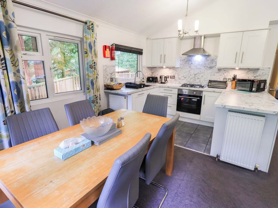 Cottage | Private kitchen | Fridge, microwave, dishwasher, cookware/dishes/utensils