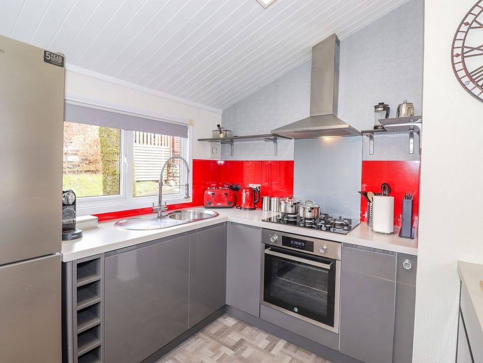 Cottage | Private kitchen | Fridge, microwave, dishwasher, cookware/dishes/utensils