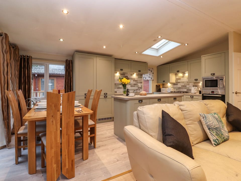 Cottage | Dining