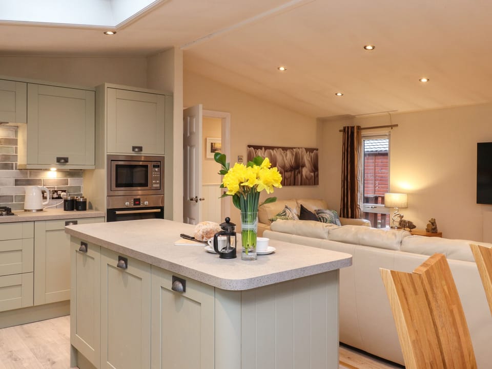 Cottage | Private kitchen | Fridge, microwave, dishwasher, cookware/dishes/utensils