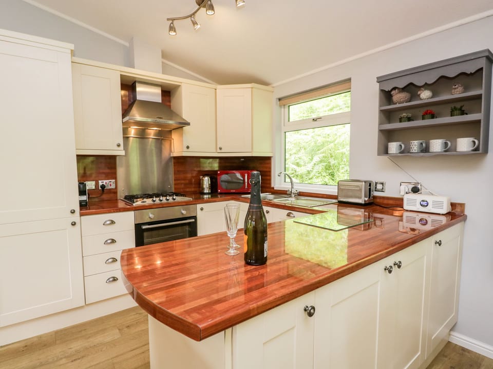 Cottage | Private kitchen | Fridge, microwave, dishwasher, cookware/dishes/utensils