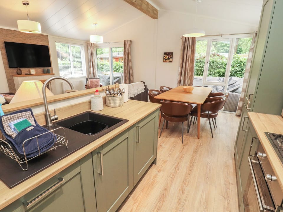 Cottage | Private kitchen | Fridge, microwave, dishwasher, cookware/dishes/utensils