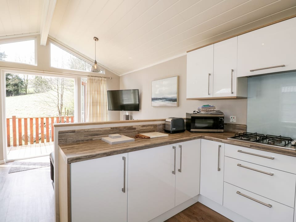 Cottage | Private kitchen | Fridge, microwave, dishwasher, cookware/dishes/utensils