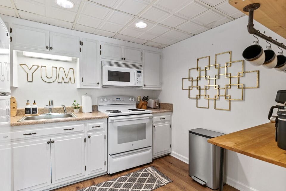 Fully equipped kitchen with all the essentials you need to enjoy a meal! Drip coffee maker with ground coffee + Keurig provided.