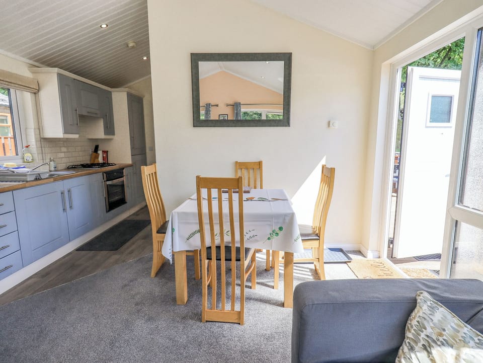 Cottage | Dining