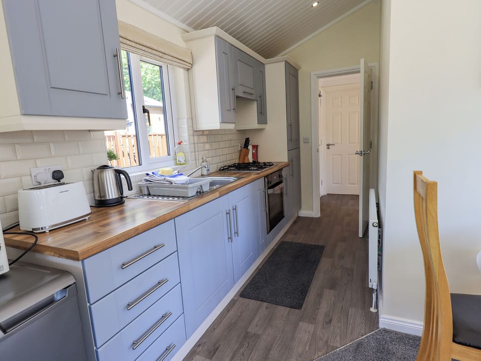 Cottage | Private kitchen | Fridge, microwave, cookware/dishes/utensils