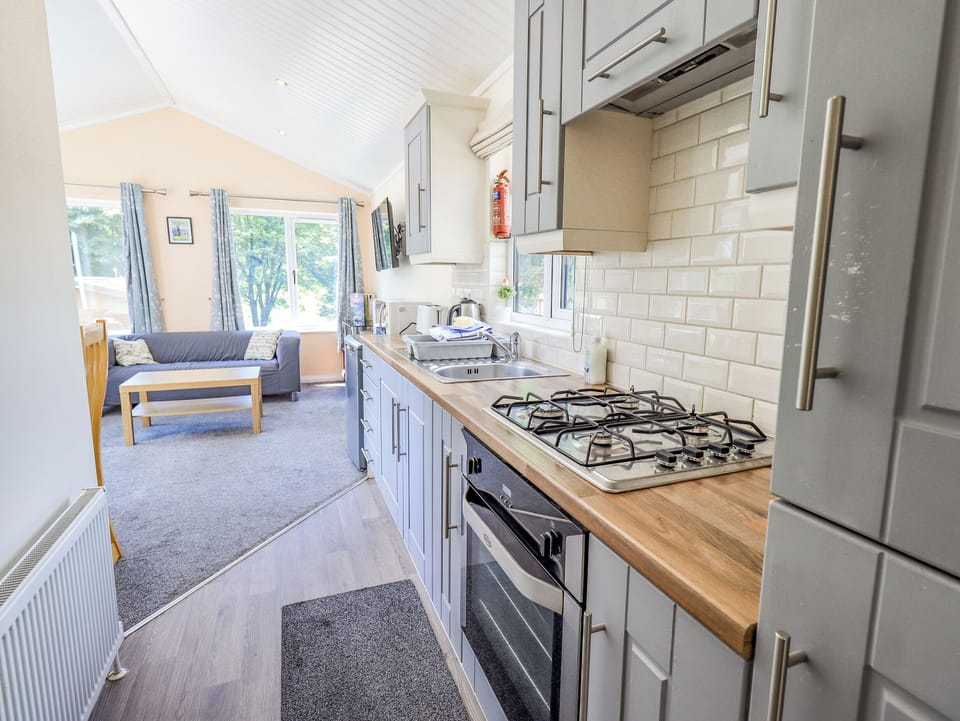 Cottage | Private kitchen | Fridge, microwave, cookware/dishes/utensils