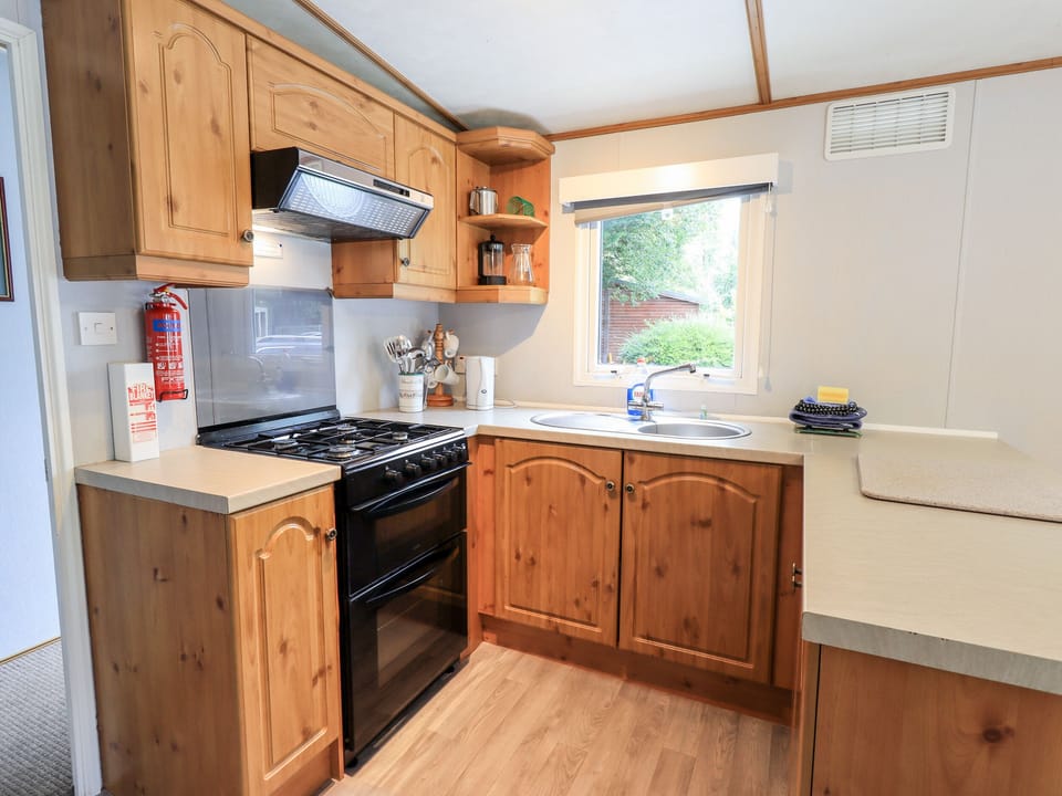 Cottage | Private kitchen | Fridge, microwave, cookware/dishes/utensils