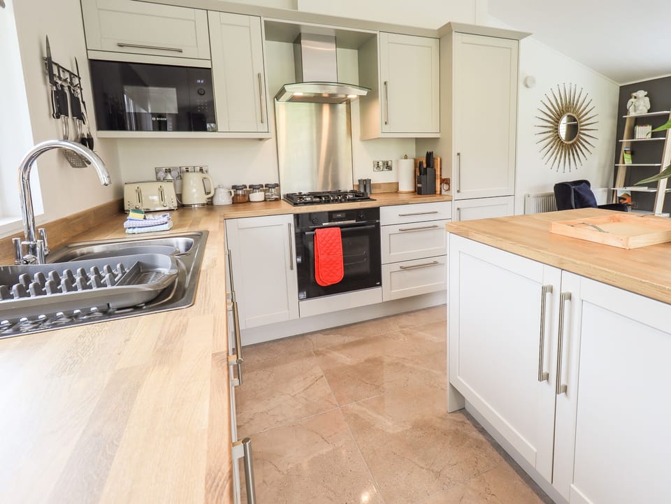 Cottage | Private kitchen | Fridge, microwave, dishwasher, electric kettle