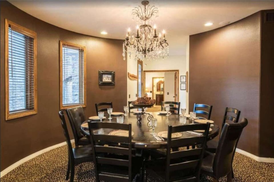 Dining room.