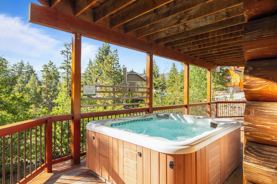 Hot tub. (Eagle Ridge Retreat)
