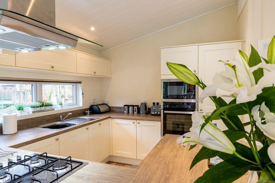 Cottage | Private kitchen | Fridge, microwave, dishwasher, cookware/dishes/utensils